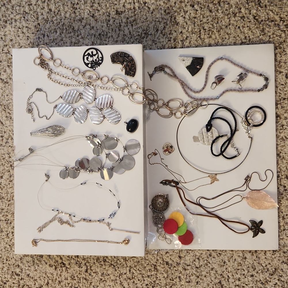 Lot of 12 necklaces 6 pendants and more!